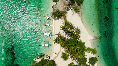 Fotografía Aerial view of blue lagoon with islands in turquoise water