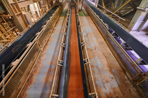 Conveyor belt to carry powder fertilizer of potassium salt