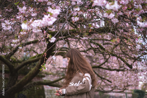 woman und girl in cherry blossom in spring