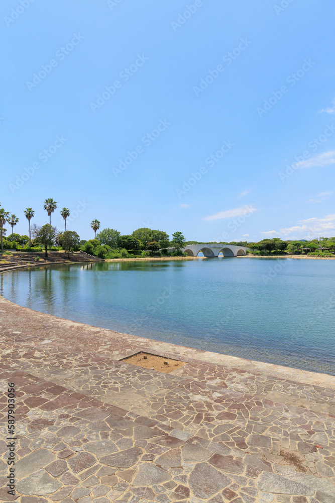 沖縄の南国イメージ「池と架け橋のある公園」