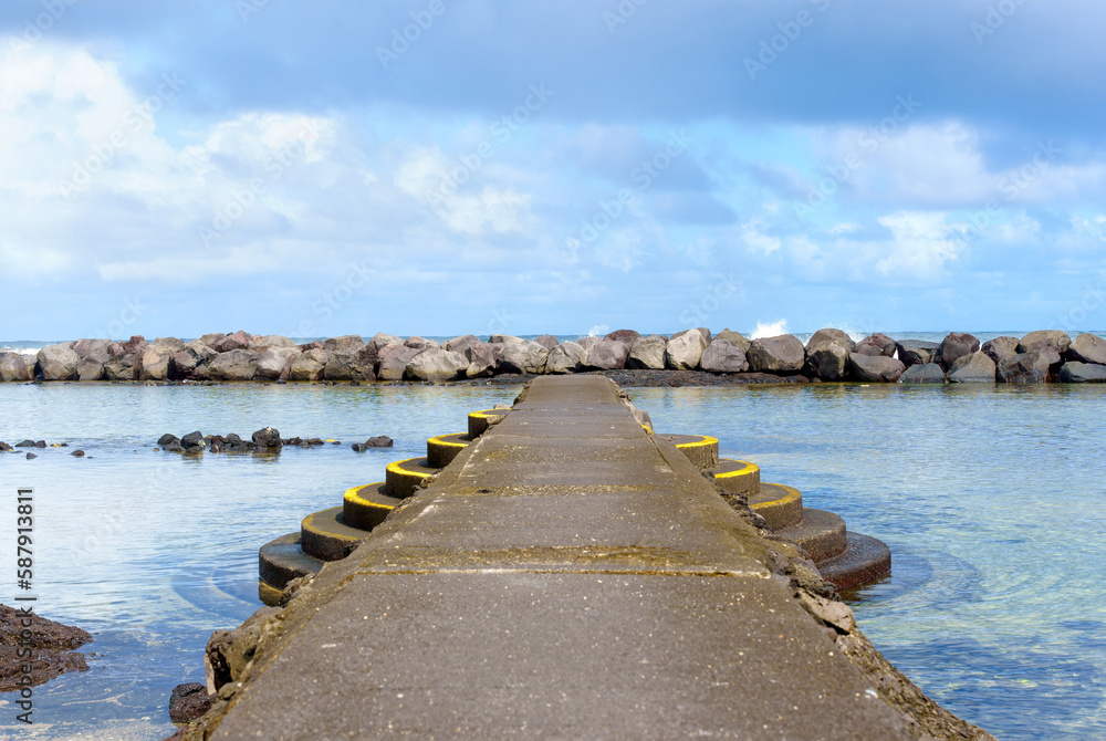 Obraz premium Hawaii Beach with Stone Pier and Steps to a Swimming Area
