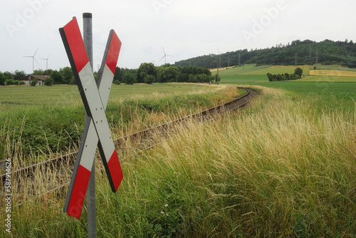 Andreaskreuz vor eingleisiger Bahnstrecke, Niedersachsen, Deutschland, Europa