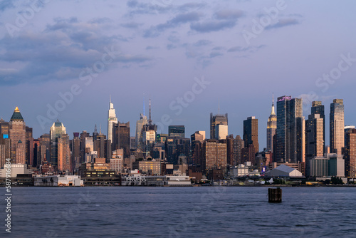 New York city skyline in evening © ImageFlow