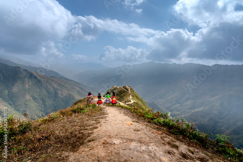 Schilderij op canvas Ta Xua, Son La Province, Vietnam - Ethnic minority children on the trail on spine and the top of the mountains Ta Xua