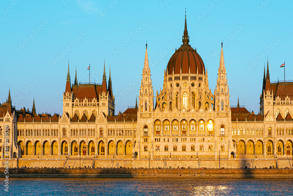 Obraz premium the hungarian parliament building in the evening light