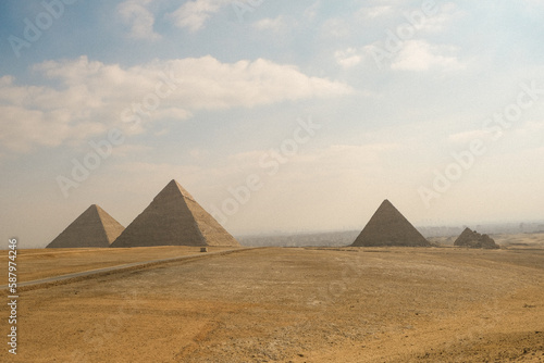 piramides egito quefren miquerinos queops no cairo viagem turismo photo