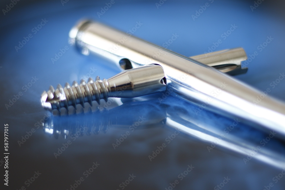 Surgical plates and instruments for osteosynthesis in case of bone fractures Surgical plates and instruments for osteosynthesis in case of bone fractures