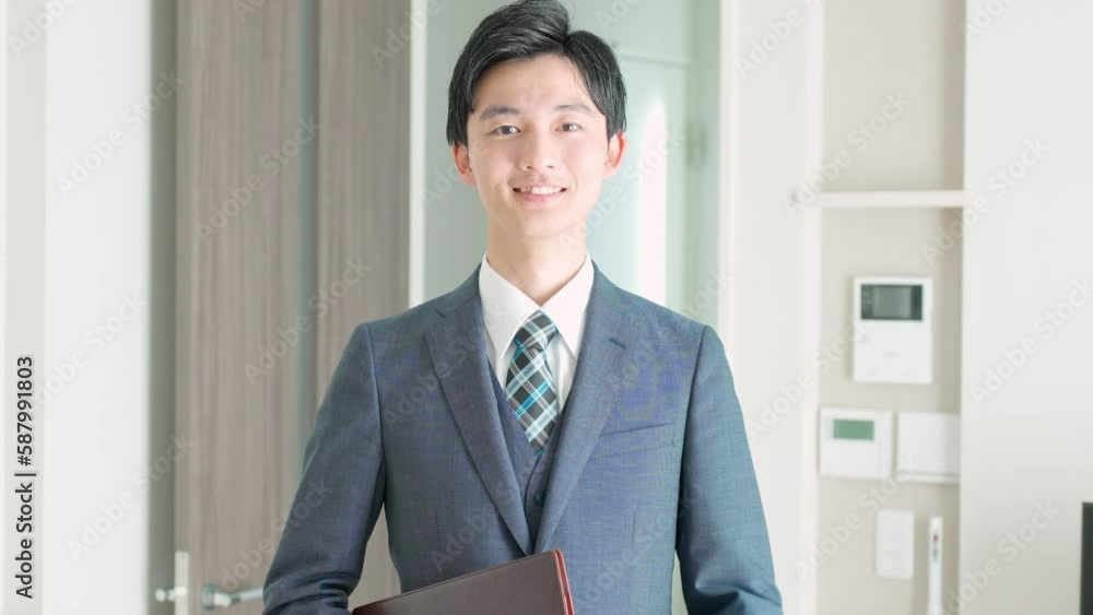 胸に手を当てる日本人男性 胸に手を当てる日本人男性