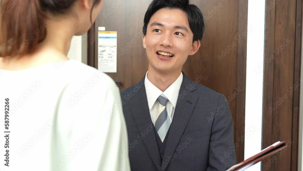 保険,生命保険,男性, 住宅点検, 玄関, 定期点検, 点検, 自宅, マイホーム, 家, 日本人, 2人, 30代, 業者, 工務店, ハウスメーカー, メンテナンス, 建築業, 検査, アフターメンテナンス, アフターフォロー, 訪問, リフォーム, リフォーム業者, 戸建て住宅, 一戸建て, 営業, 住宅検査, 住宅診断, ホームインスペクション, 住宅検査員, 笑顔, ネクタイ, 営業マン