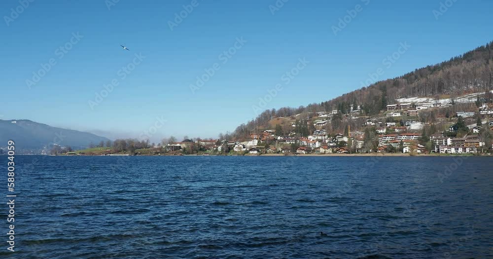 Die Stadt Tegernsee in den bayerischen Voralpen und Kleiner Tegernseer berg gesehen von Rottach-Egern am Südufer des Sees
Die Stadt Tegernsee in den bayerischen Voralpen und Kleiner Tegernseer berg gesehen von Rottach-Egern am Südufer des Sees