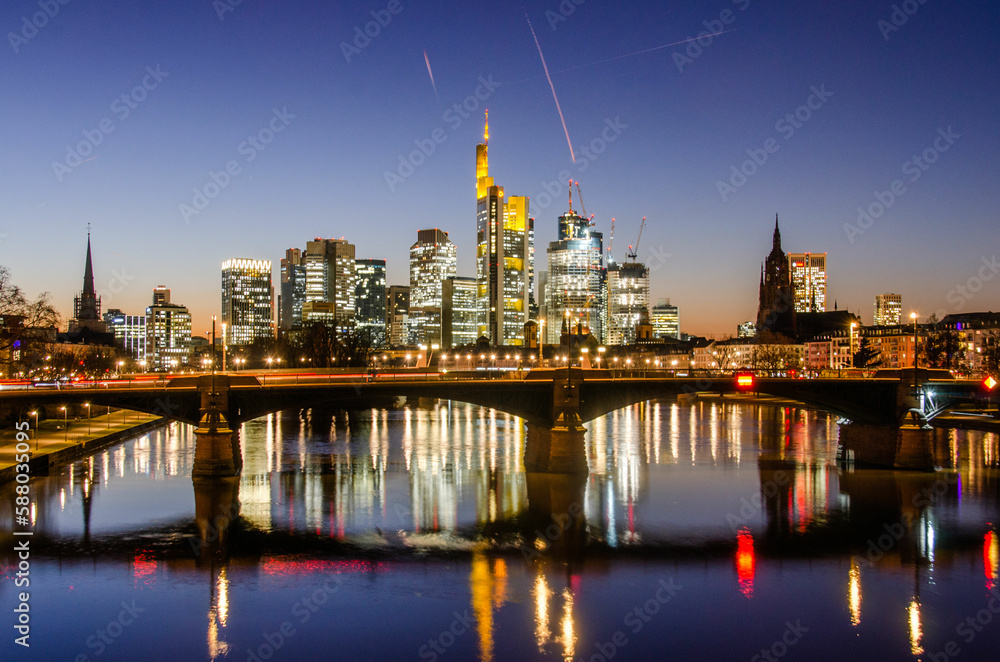 Naklejka premium Frankfurt at sunset