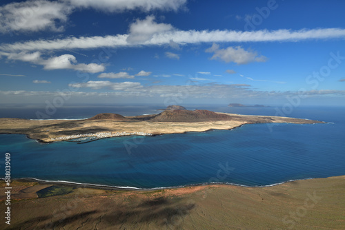 Die Insel " La Graciosa" liegt im Blauem Meer vor der Insel Lanzarote.