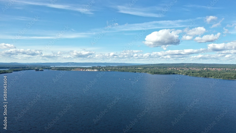Survol du lac Siljan en Suède entre Rattvik et Mora