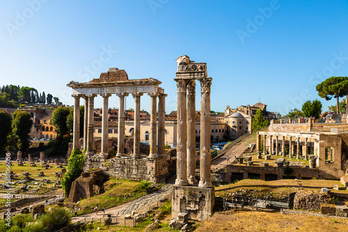 Fotografia View of the ruins of the Roman Forum with the temple of Saturn and the temple of Vespasian and Titus