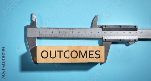 Εκτύπωση καμβά Measuring Outcomes word. Business concept