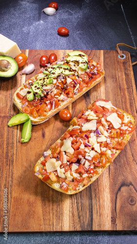 Bruschetta mit Avocado
Chiabattabrot mit Parmesan