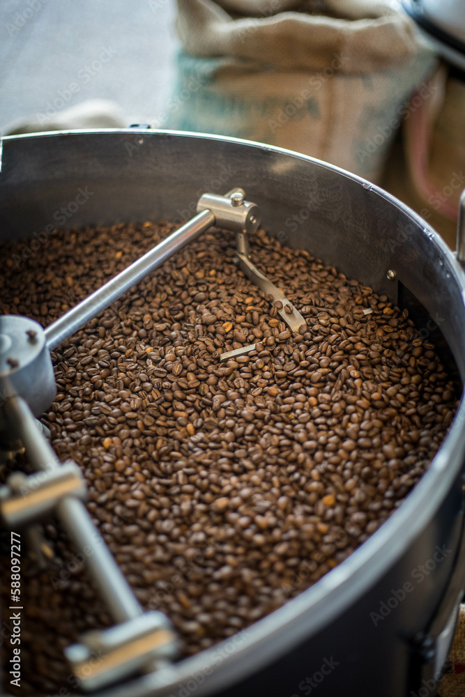 Grains de torréfaction de café, grains de café dans la machine de torréfaction, Arabica Grains de torréfaction de café, grains de café dans la machine de torréfaction, Arabica
