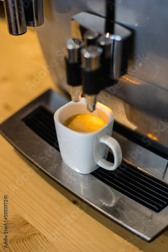 Une machine    caf      grain  avec un expresso frais dans une tasse