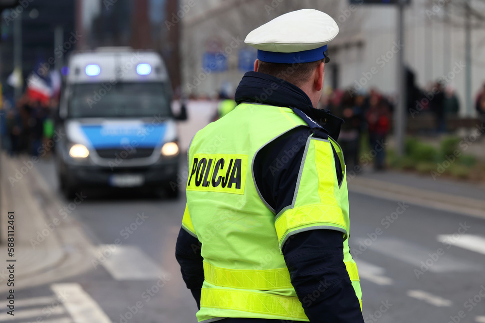 Policjanci prewencji w mundurach idą na akcję w mieście. Policjanci prewencji w mundurach idą na akcję w mieście.