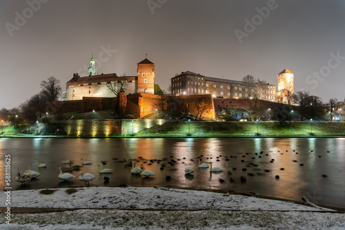 Zamek Królewski na Wawelu w Krakowie nocą /  photo
