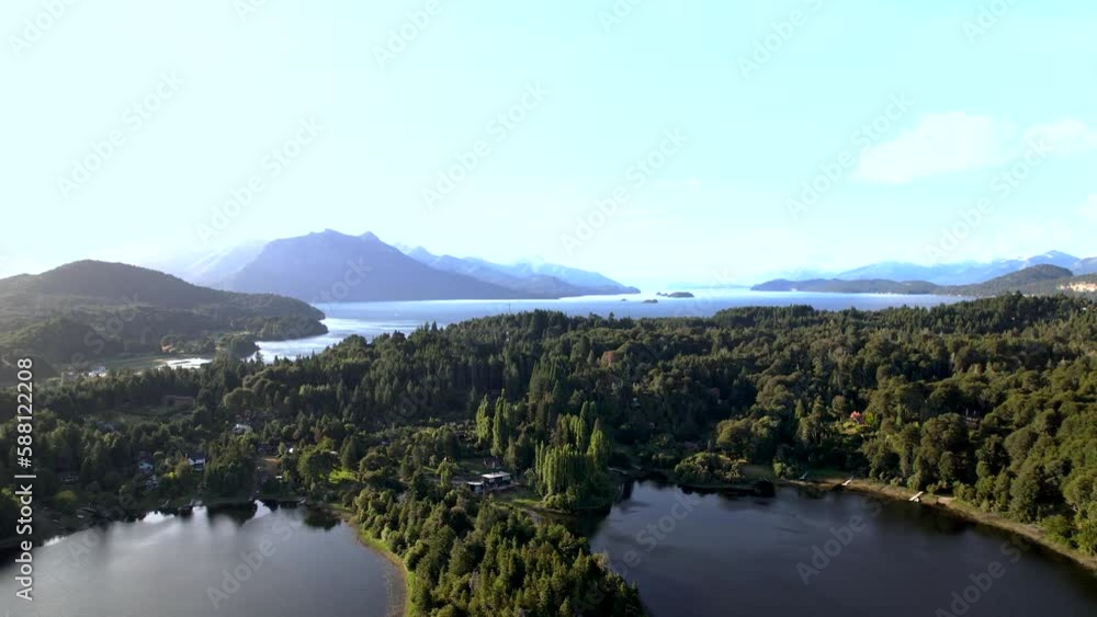 Vista aérea de Bariloche lago perito moreno, lago Nahuel Huapi, lago morenito, cordillera de los andes con dron Vista aérea de Bariloche lago perito moreno, lago Nahuel Huapi, lago morenito, cordillera de los andes con dron