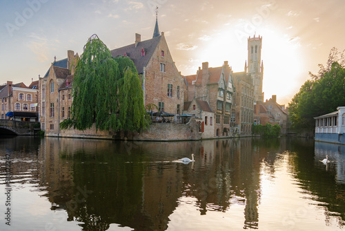 ein Sommertag in der Stadt Brügge in Belgien, mit den vielen Windmühlen, Kanälen und schönen flämischen Häusern