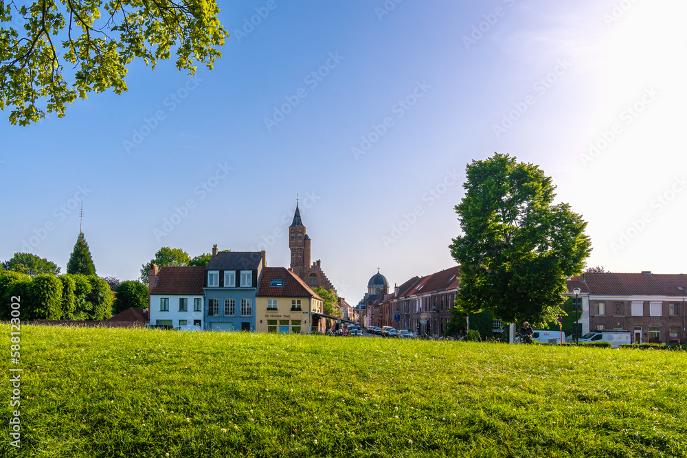 ein Sommertag in der Stadt Brügge in Belgien, mit den vielen Windmühlen, Kanälen und schönen flämischen Häusern