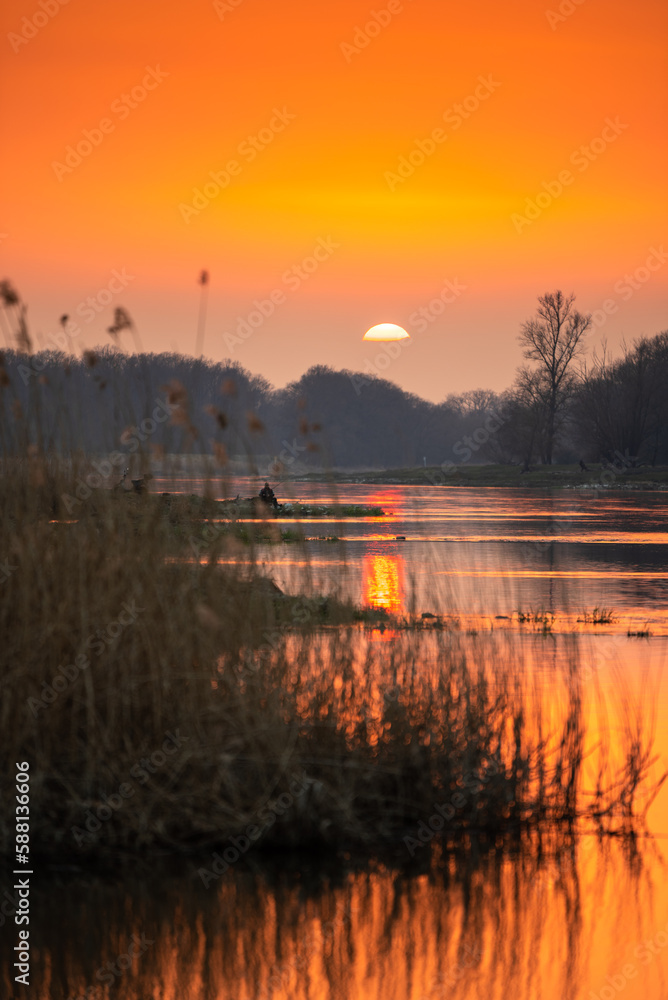Zachód słońca nad rzeką Odrą / Sunset over the Oder River - obrazy, fototapety, plakaty 
