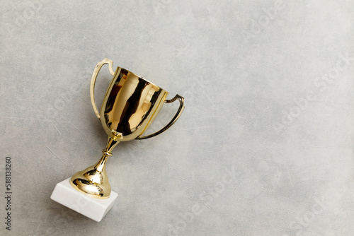 Foto Simply flat lay design winner or champion gold trophy cup on concrete stone grey background