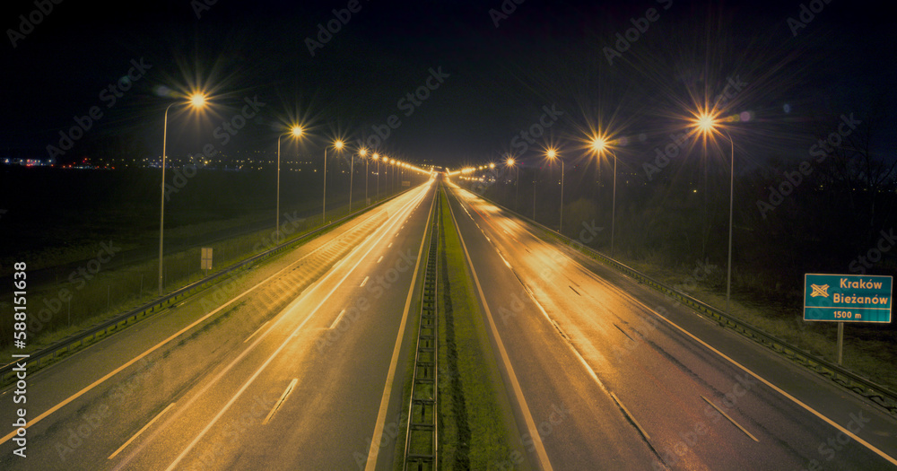 Dwupasmowa droga ekspresowa w nocy