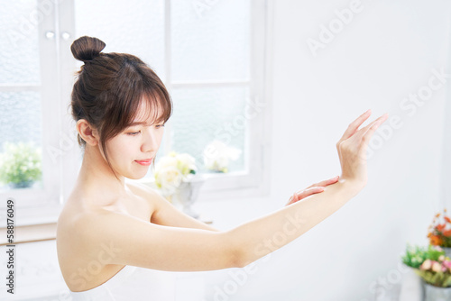 腕のスキンケアをする若い女性