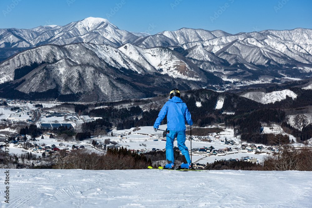 快晴で絶景の山形赤倉温泉スキー場とスキーヤー