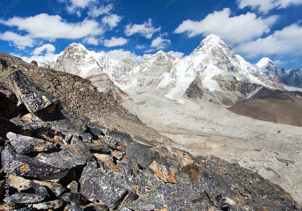 Obraz premium Mount Pumori Kala patthar glacier Himalayas mountains