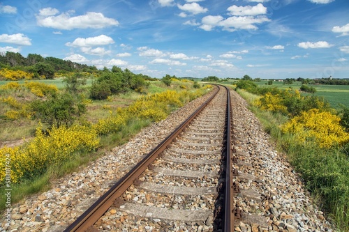 Foto springtime landscape with railway line