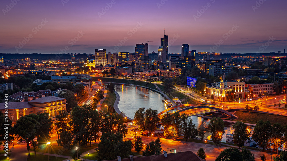 Obraz na płótnie Sunset over the city of Vilnius, Lithuania w salonie