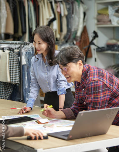 디자인실에서 회의 시작전에 동료와의 대화