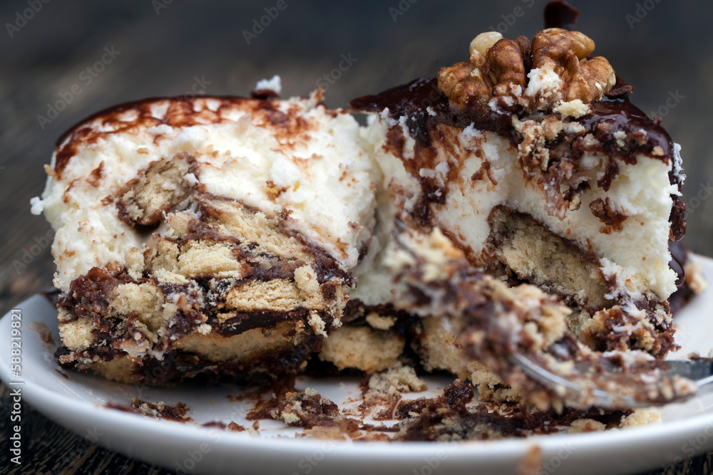 Creamy cheesecake with chocolate and cookies