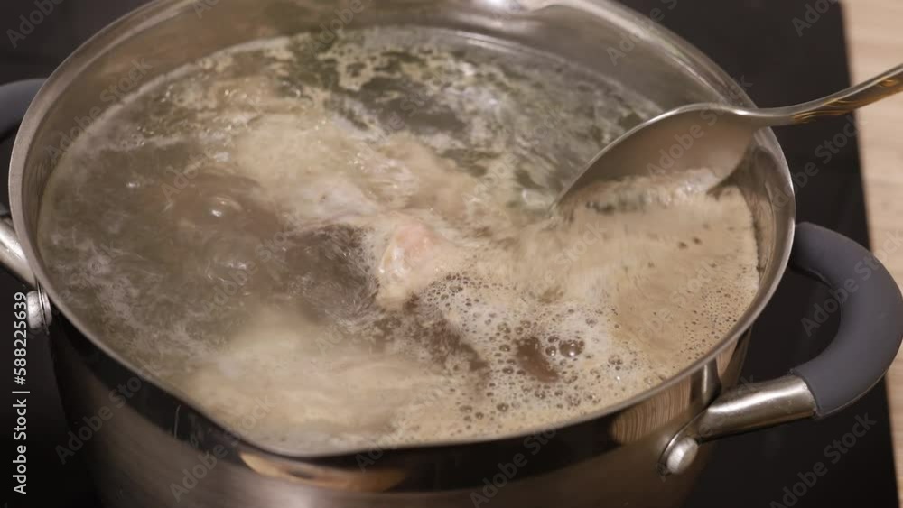 Vidéo Stock Close up video of hand mixing chicken meat broth water in