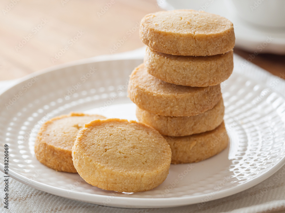 皿の上のバタークッキー 皿の上のバタークッキー