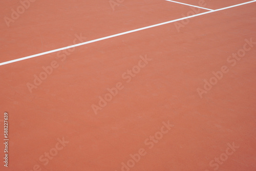 Court de tennis orange avec une ligne blanche