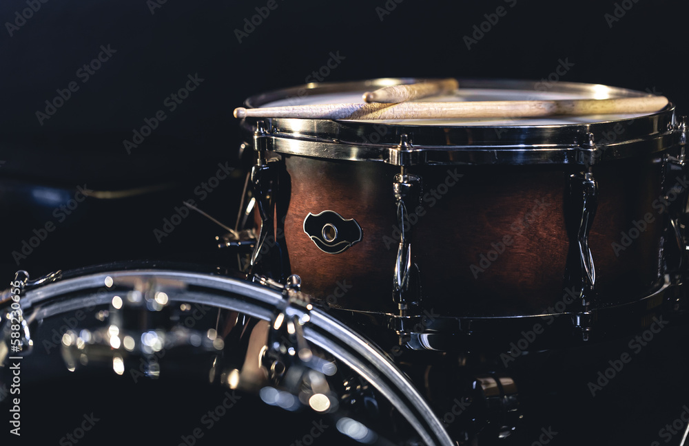 Obraz premium Snare drum on a blurred dark background, part of a drum kit.