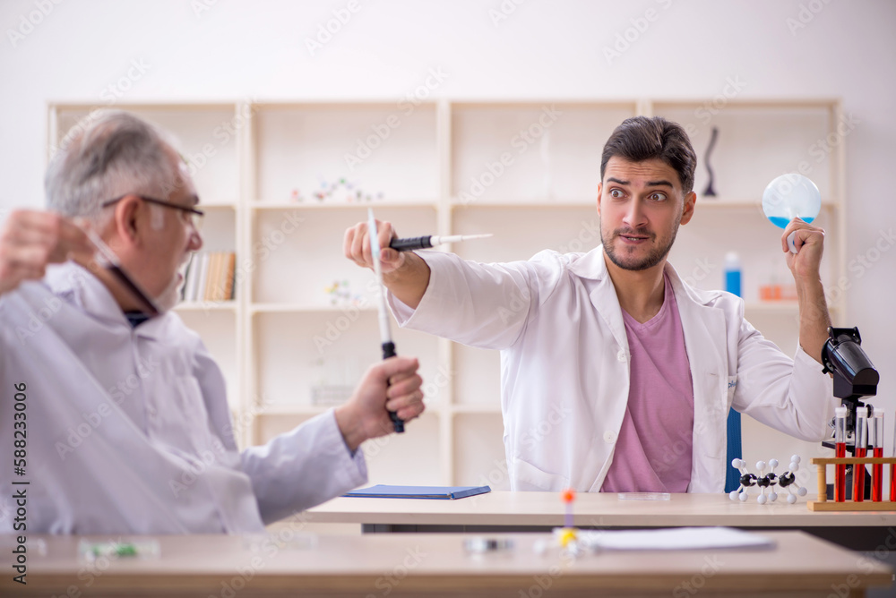 Obraz premium Two male chemists working at the lab