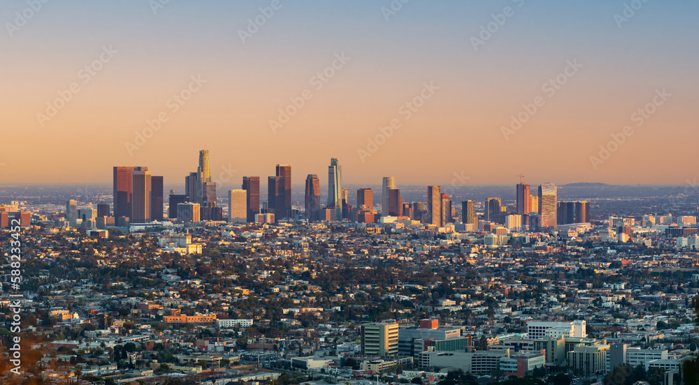 Obraz premium skyline of Los Angeles in smog on a summer day