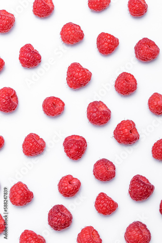 Malinowe tło - czerwone, dojrzałe owoce maliny ułożone na białym tle