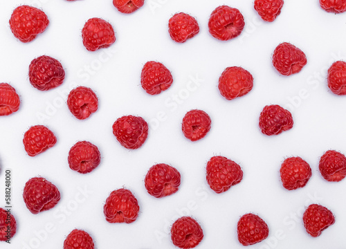 Czerwone owoce maliny poukladane na białym tle