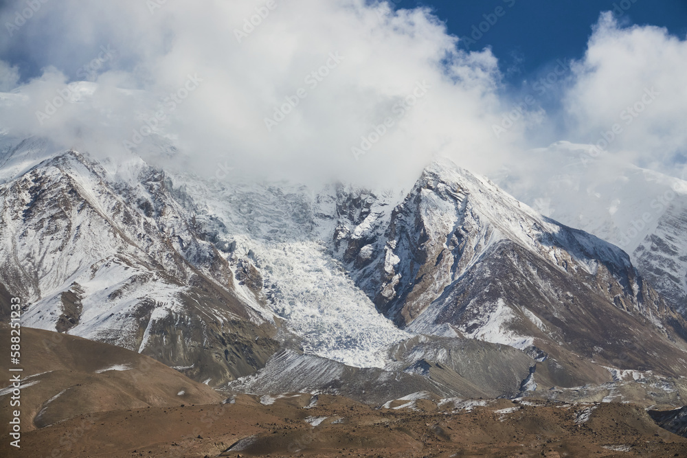 The peaks and clouds of Muztagh ata in Xinjiang                              