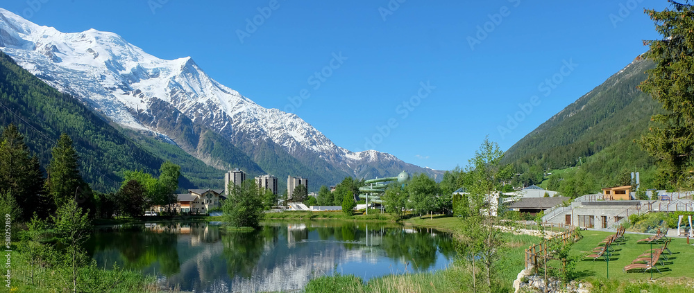 Chamonix am Mont Blanc in Frankreich mit See und Hotel