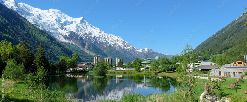 Chamonix am Mont Blanc in Frankreich mit See und Hotel Chamonix am Mont Blanc in Frankreich mit See und Hotel