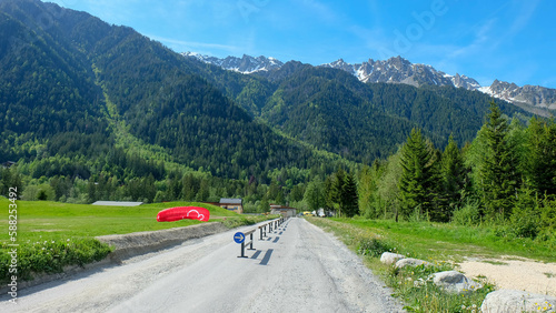 Chamonix am Mont Blanc in Frankreich mit Fallschirm