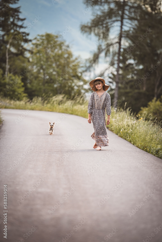 Fototapeta premium Mädchen mit kleinem Hund